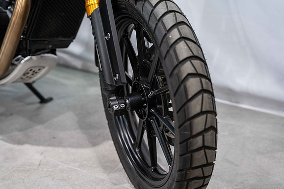 Triumph Scrambler 400X med varmeholker og sump plate 4 of 5