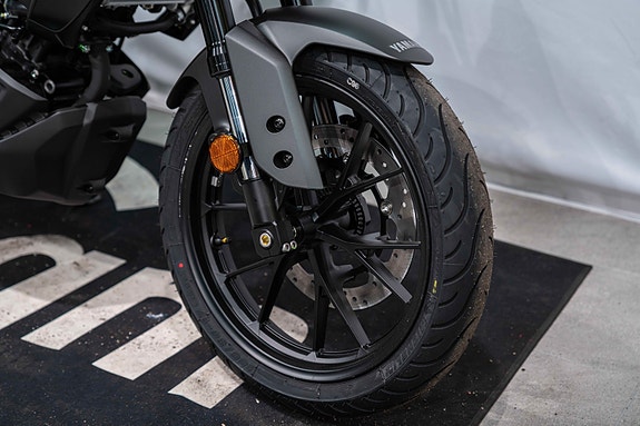 Yamaha MT125 med varmeholker og kort skiltbrakett 4 of 5
