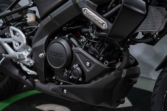Yamaha MT125 med varmeholker og kort skiltbrakett 5 of 5