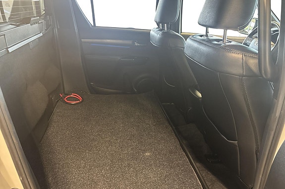 Toyota HiLux 17 of 24