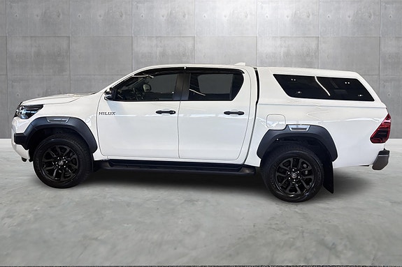 Toyota HiLux 2 of 24