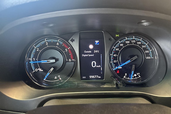 Toyota HiLux 12 of 24