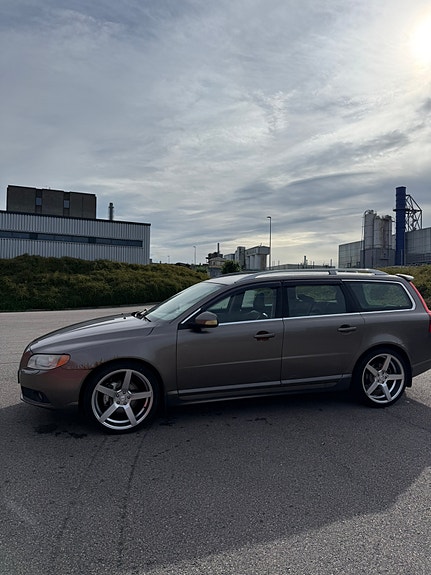Volvo V70 3 of 5