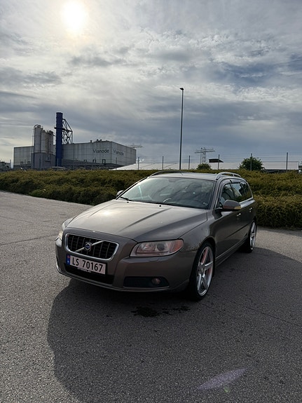 Volvo V70 2 of 5