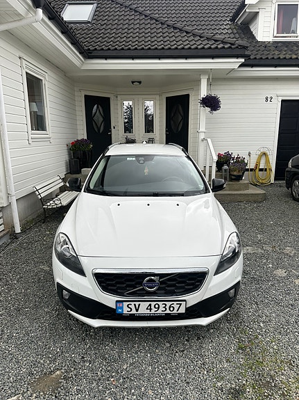 Volvo V40 Cross Country 2 of 13
