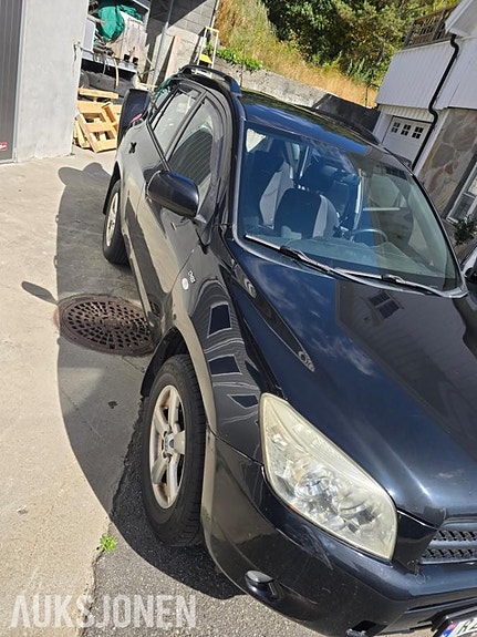 Toyota RAV4 4 of 5