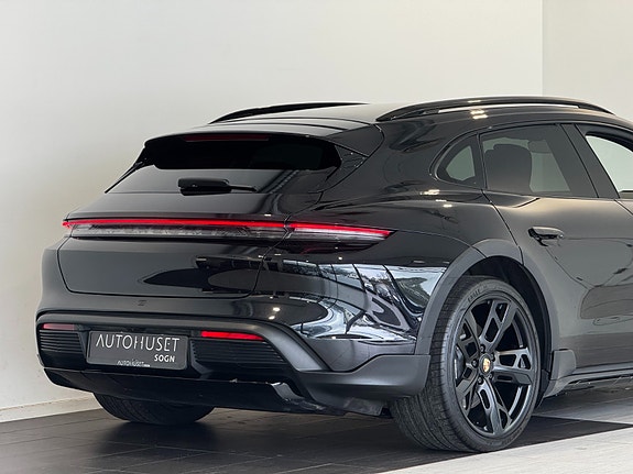 Porsche Taycan 4 5 of 5