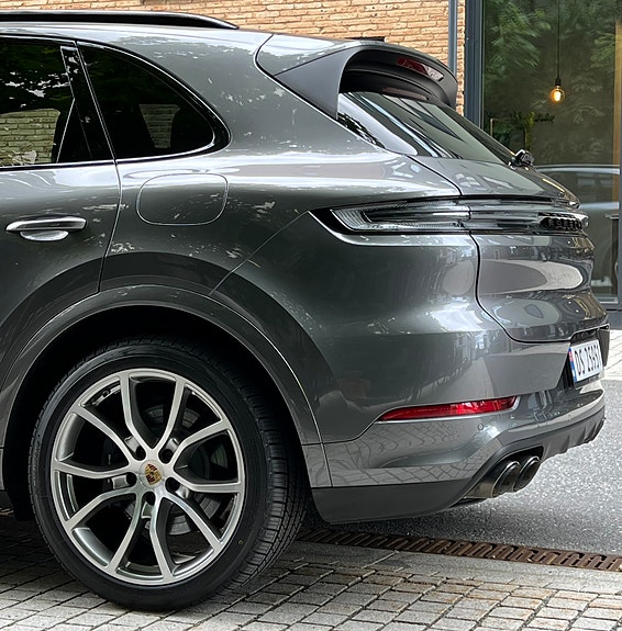 Porsche Cayenne 9 of 30