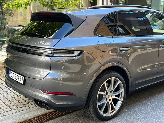 Porsche Cayenne 8 of 30