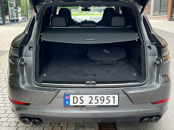 Porsche Cayenne 14 of 30