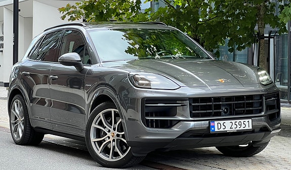 Porsche Cayenne 2 of 30