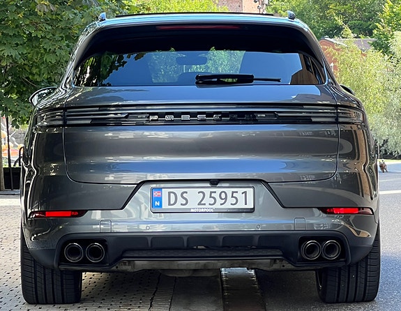 Porsche Cayenne 4 of 30