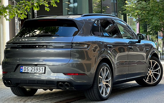 Porsche Cayenne 3 of 30