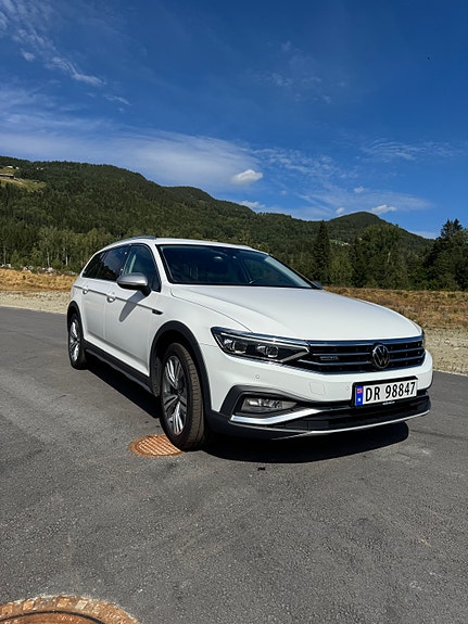 Volkswagen Passat Alltrack 3 of 5