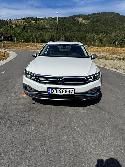 Volkswagen Passat Alltrack 2 of 5