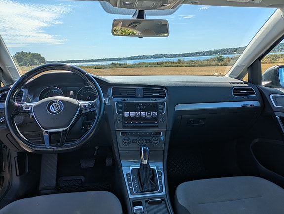 Volkswagen e-Golf VII 4 of 30