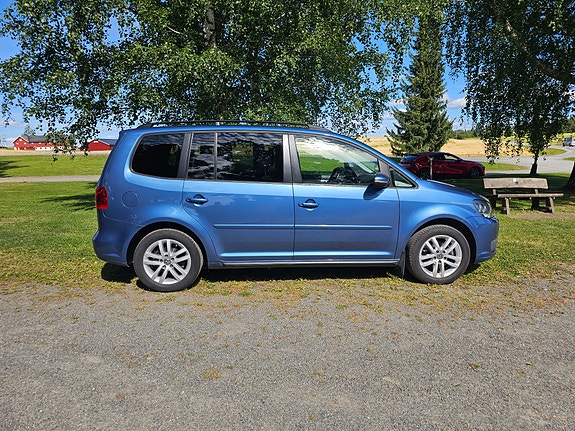 Volkswagen Touran 2 of 5