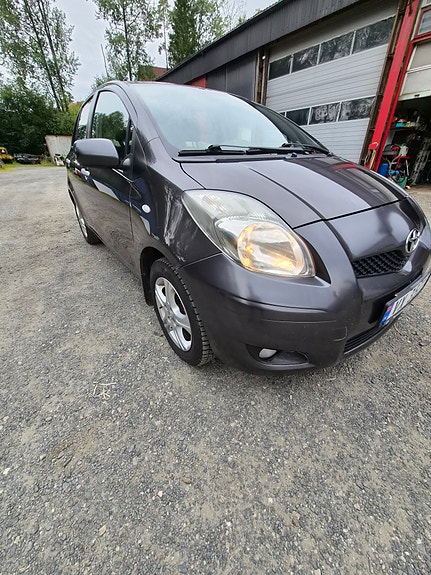Toyota Yaris 2 of 5
