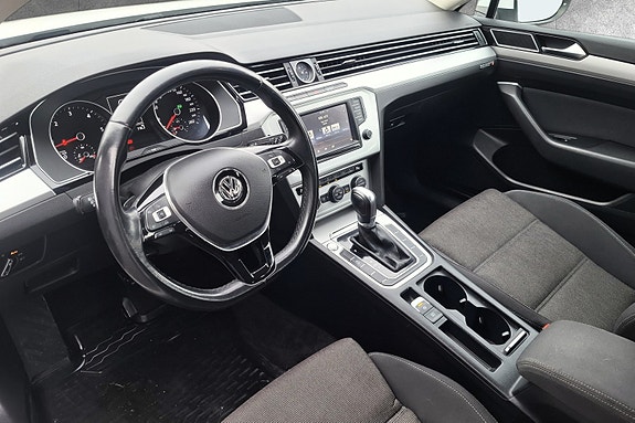 Volkswagen Passat 11 of 25