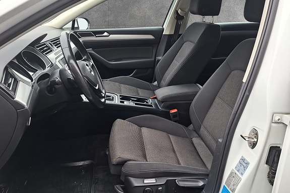 Volkswagen Passat 12 of 25
