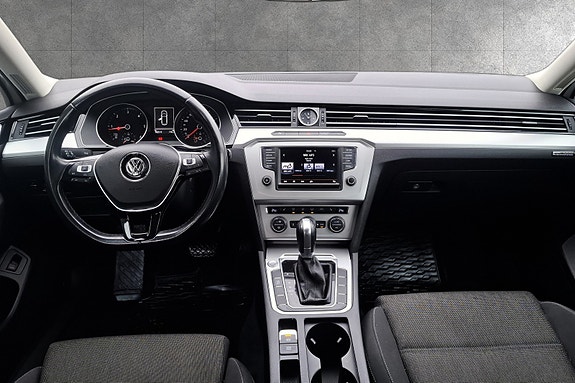 Volkswagen Passat 10 of 25