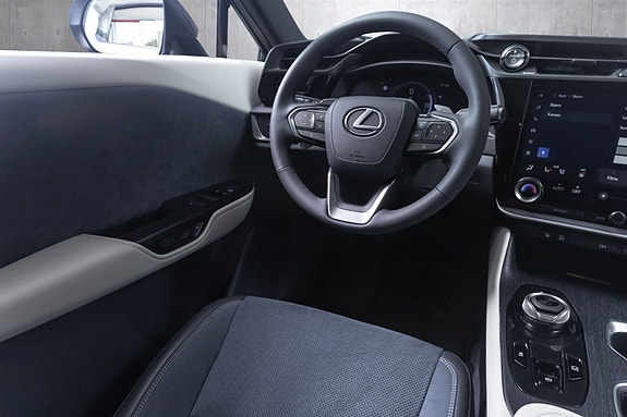 Lexus RZ450e 26 of 30