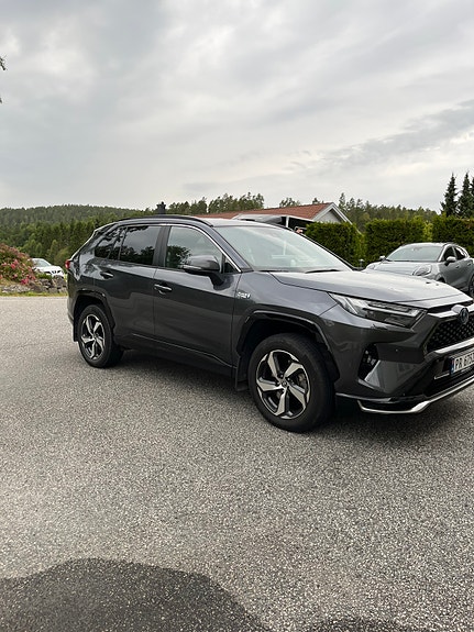 Toyota RAV4 Plug-in Hybrid 2 of 16