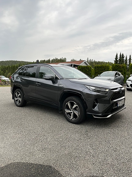 Toyota RAV4 Plug-in Hybrid 3 of 16