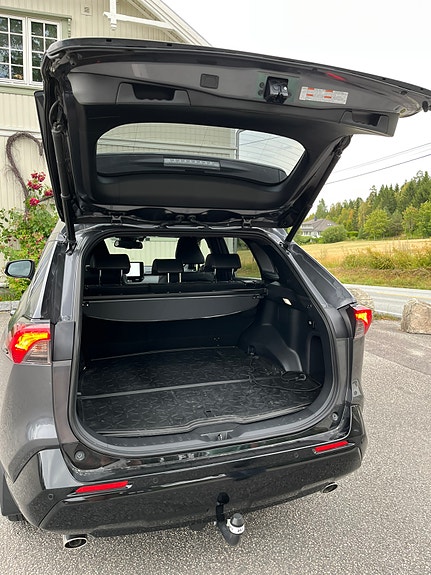Toyota RAV4 Plug-in Hybrid 6 of 16