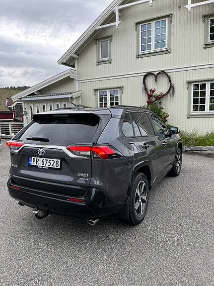Toyota RAV4 Plug-in Hybrid 4 of 16