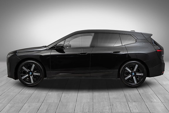 BMW IX40 2 of 5