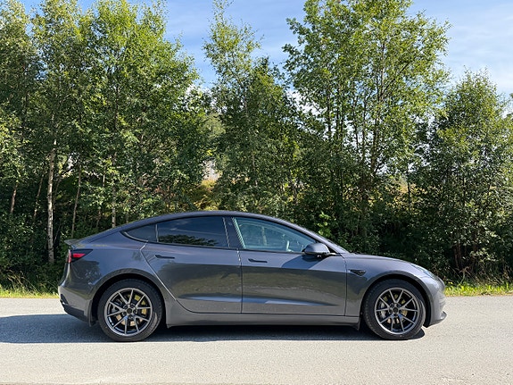 Tesla Model 3 2 of 5