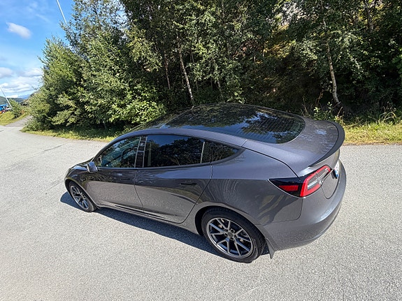 Tesla Model 3 4 of 5