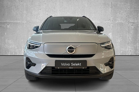 Volvo XC40 2 of 5