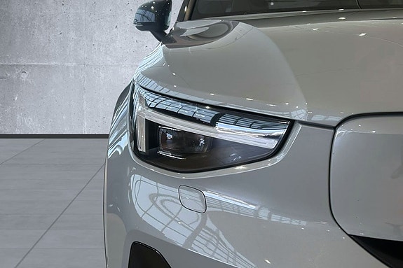 Volvo XC40 4 of 5