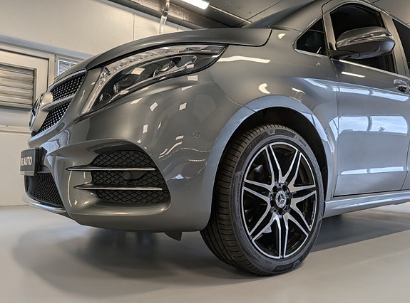 Mercedes-Benz V300 d 3 of 30