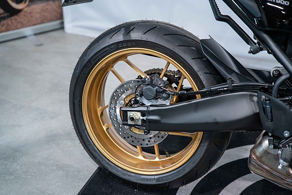 Yamaha XSR900 - kun gått 35 milometer, med varmeholker, kneepads, tanpad og kort skiltbrakett 6 of 16