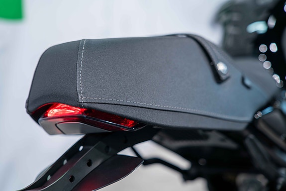 Yamaha XSR900 - kun gått 35 milometer, med varmeholker, kneepads, tanpad og kort skiltbrakett 8 of 16