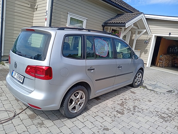 Volkswagen Touran 2 of 5