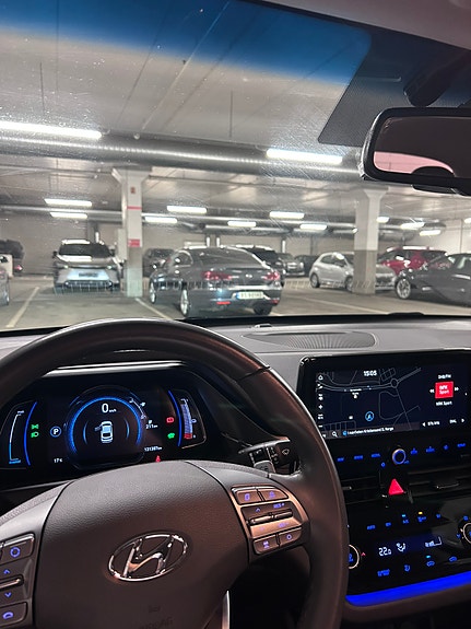 Hyundai IONIQ 8 of 12