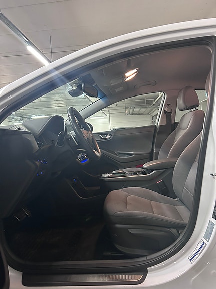 Hyundai IONIQ 11 of 12