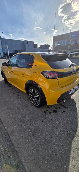 Peugeot 208 2 of 5