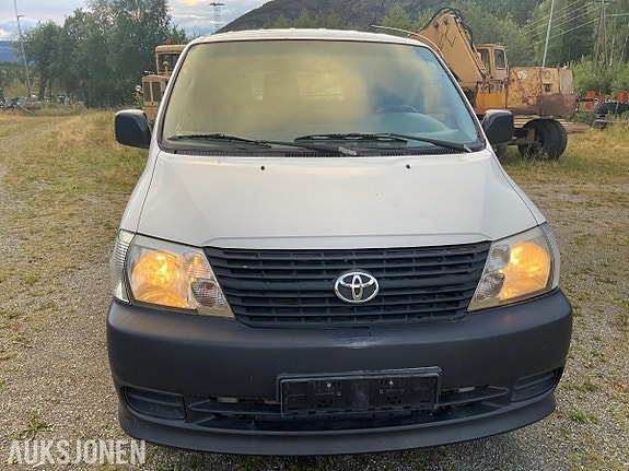 Toyota HiAce 2 of 5