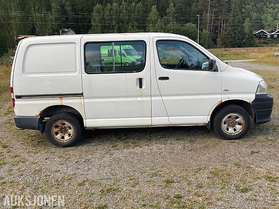 Toyota HiAce 3 of 5