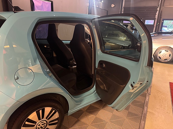 Volkswagen UP! 30 of 30