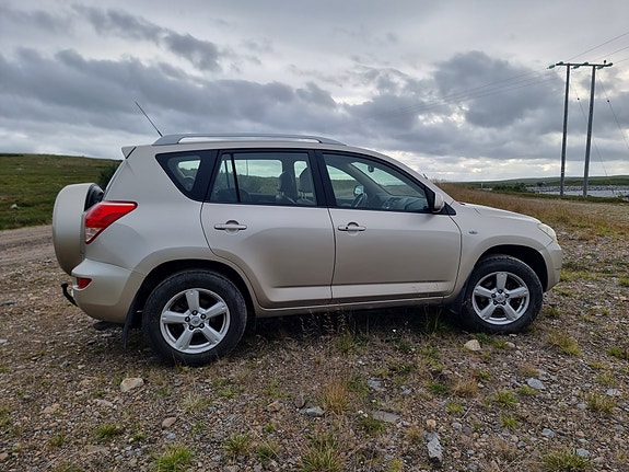 Toyota RAV4 4 of 5