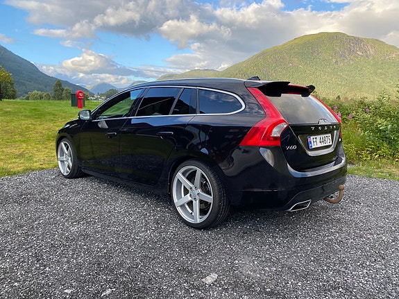 Volvo V60 2 of 15