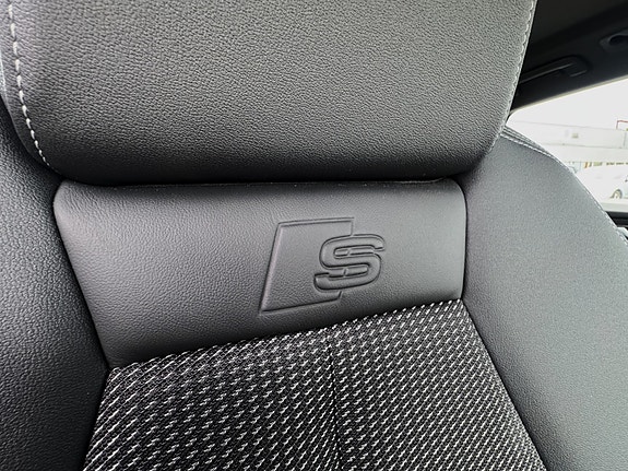 Audi Q4 e-tron 3 of 5