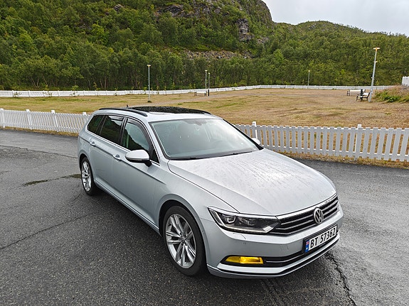 Volkswagen Passat 2 of 13