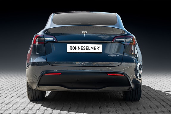 Tesla Model Y 4 of 5
